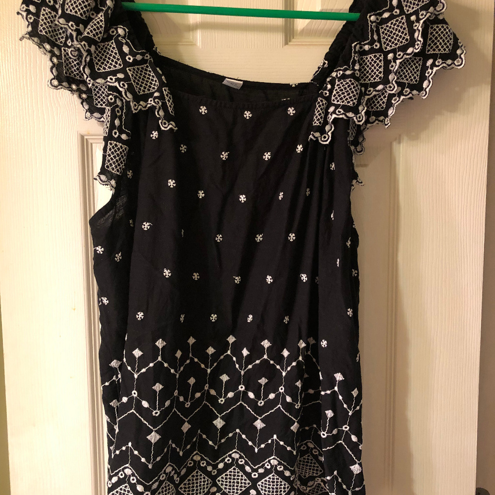 Square neck , embroidered top